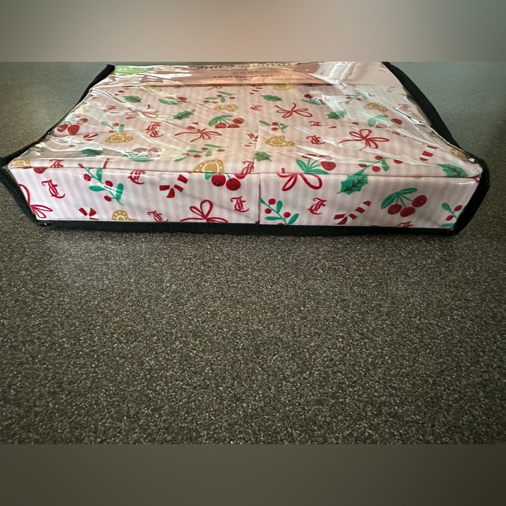 Juicy Couture Christmas Twin Sheet Set Candy Cane and Holly print - Picture 4 of 7